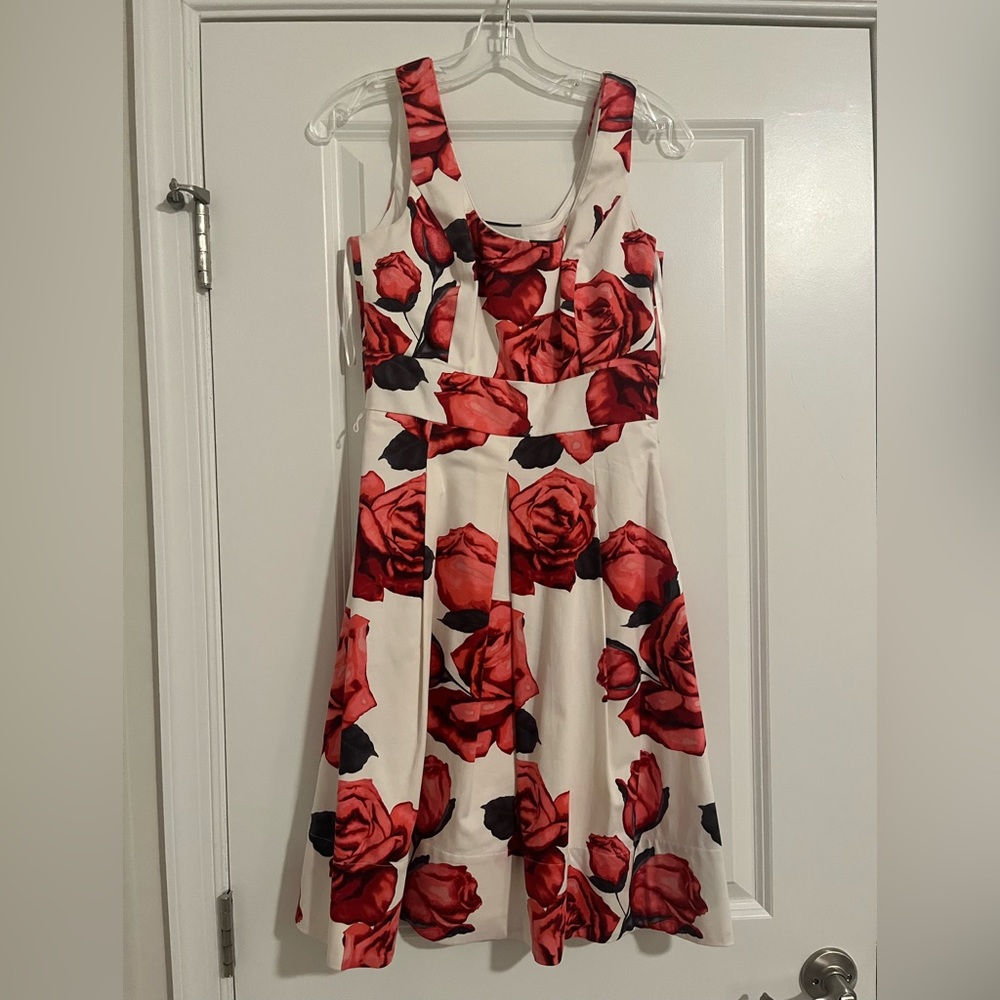 Sz. 2 White House Black Mkt. Floral Dress with pockets!